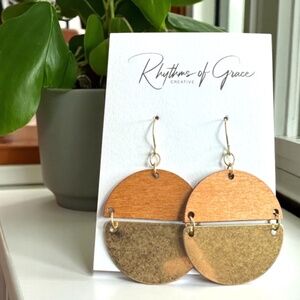 Boho Bliss: Chic Wood & Gold Dangle Earrings for Every Adventure